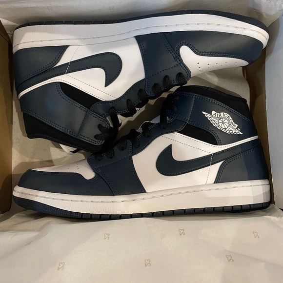 Air Jordan 1 Mid • Armory Navy / White-Black - Picture 3 of 8